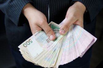 Захмарні зарплати держслужбовців: кому платять понад 360 тисяч на місяць