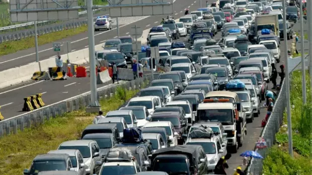 Це вбиває авто! Названо помилки, які роблять у заторах багато водіїв