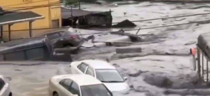 Цілі міста за лічені хвилини йдуть під воду! Країну вранці накрила страшна негода. Відео