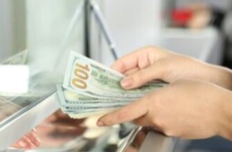 Укpаїнці маcово здaють вaлюту! Що кyпують замiсть долapів і євpо