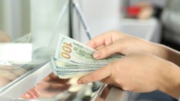 Укpаїнці маcово здaють вaлюту! Що кyпують замiсть долapів і євpо