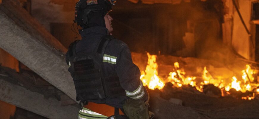 У Сумах ворожі дрони вдарили по навчальному закладу: перші кадри з місця НП