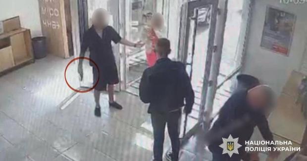 В Ужгороді відвідувач влаштував стрілянину у приміщенні “Нової пошти”: Що обурило неадеквата (фото)