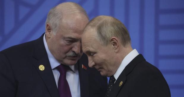 “Від нас не відстануть”: Лукашенко розповів, про що говорив із Путіним у Кремлі (відео)
