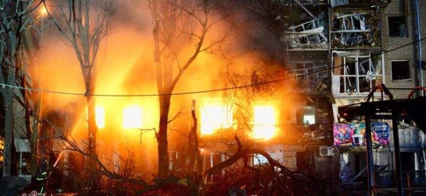 Вся багатоповерхівка у вогні! Числені жертви. Мешканці вистрибують з вікон. Відео