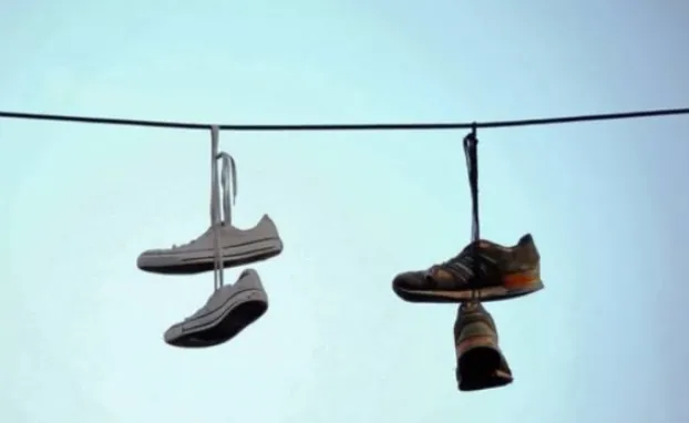Якщо ви бачите кросівки, що висять на мотузці на вулиці, це те, що вони символізують