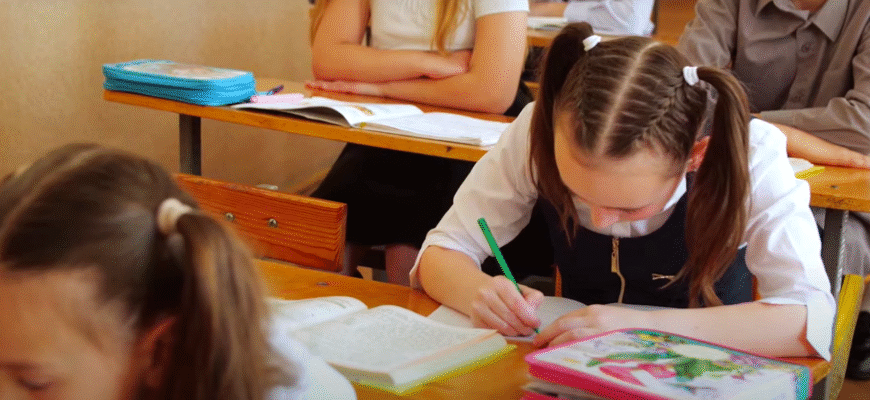 З українців вимагають оплату за “Єдину школу”