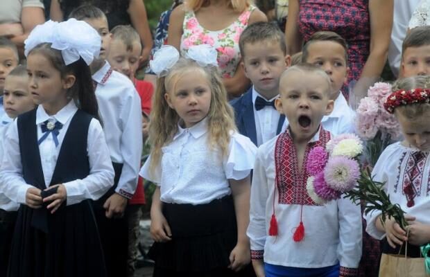 “Заваліть …, я люблю купальники”: У школі на лінійці несподівано пролунала пісня з матюками (відео)