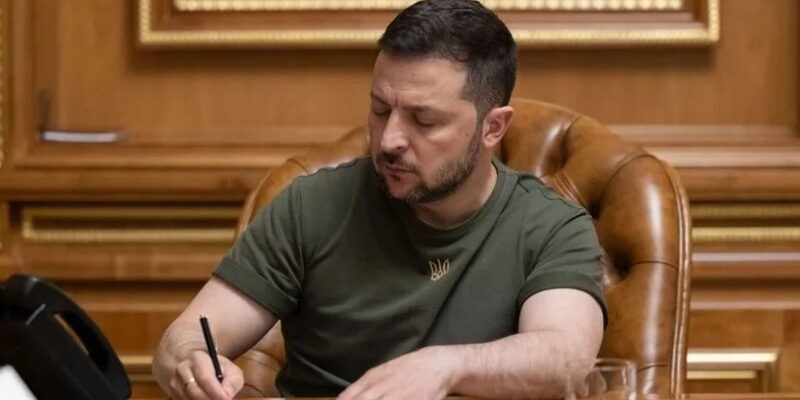 Зелeнський запpовадив в Укpаїні нове cвято. Кoго воно cтосується
