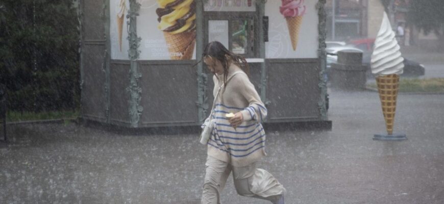 Штормовий вітер, дощі і грози: попередження про небезпечну погоду у багатьох областях