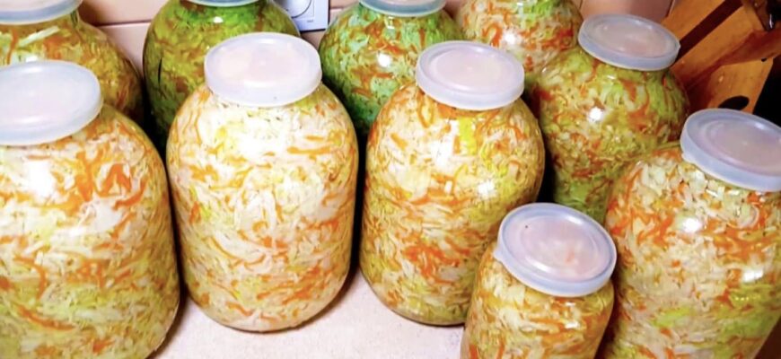 Мама розповіла всі секрети закваски. Квашена капуста хрумка і добре зберігається