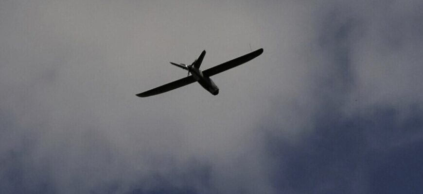 “Дивися, що діється!” – у Новоросійську невідомий дрон підірвав багатоповерхівку поряд із військовою базою РФ, місто у вогні