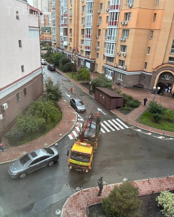 Машину Костянтина забирають для подальшої експертизи / © ТСН