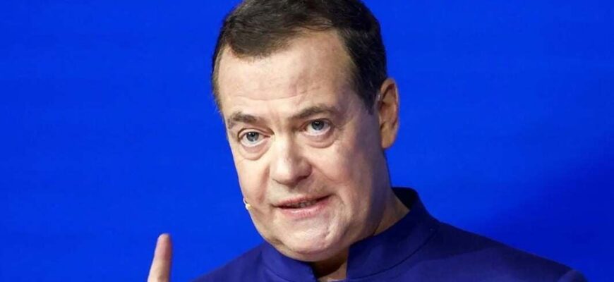 “Це акт війни”, – Медведєв “накинувся” на США через санкції проти “Лукойлу”
