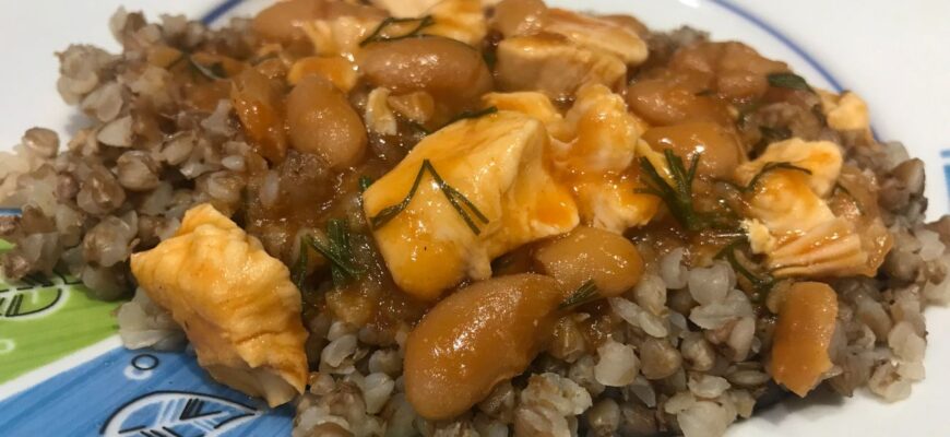 Готую вечерю за 20 хвилин із найпростіших продуктів: курка + квасоля – і все це у томатному соусі
