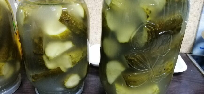 НІКОЛИ не додавайте це в банки, коли маринуєте огірки: вся консервація піде на смітник, бо неможливо їсти