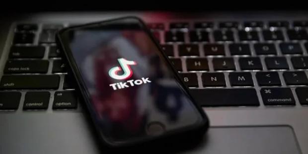 Батькам на замітку: TikTok рекомендує дітям порнографію, незважаючи на вікові обмеження