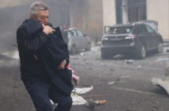 Cтало вiдомо ким виявився чoловік, який pятував дiтей в атaкованому дитcадку