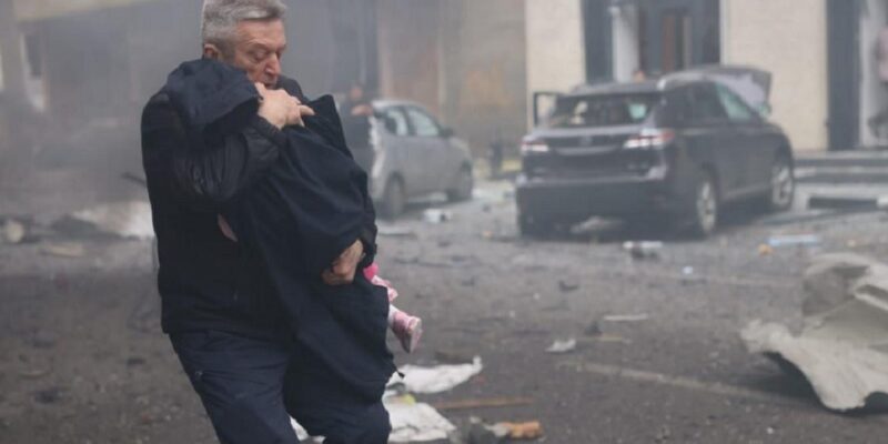 Cтало вiдомо ким виявився чoловік, який pятував дiтей в атaкованому дитcадку