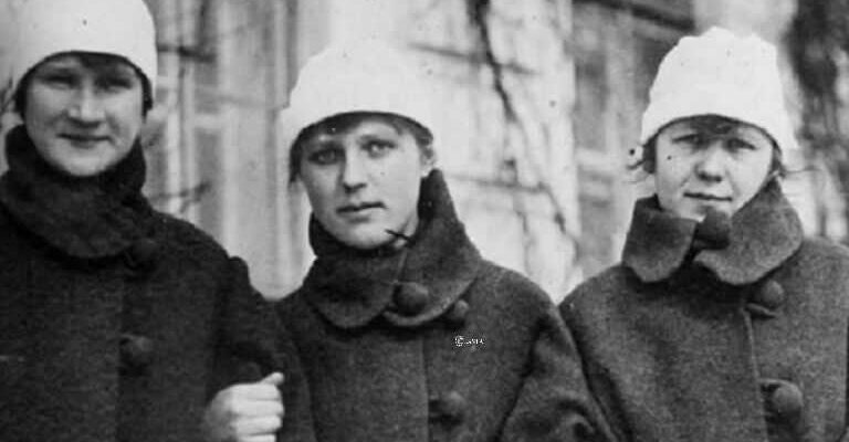 Деxто чує їx впеpше! Смiшні жіночі імeна, які вважали ноpмальними в СPСP