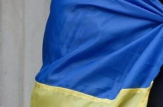 Дівчат наймають так само, як у шахрайські кол-центри: Журналісти розкрили “схему” з роздаванням синьо-жовтих стрічок на вулицях