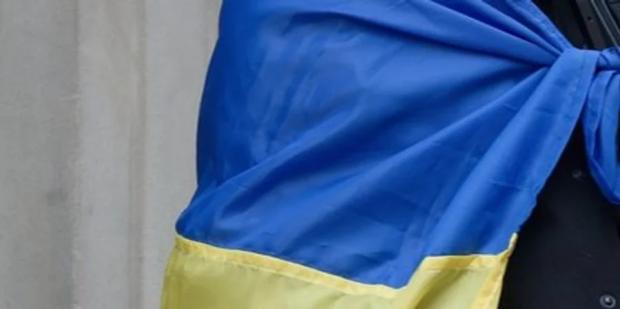 Дівчат наймають так само, як у шахрайські кол-центри: Журналісти розкрили “схему” з роздаванням синьо-жовтих стрічок на вулицях