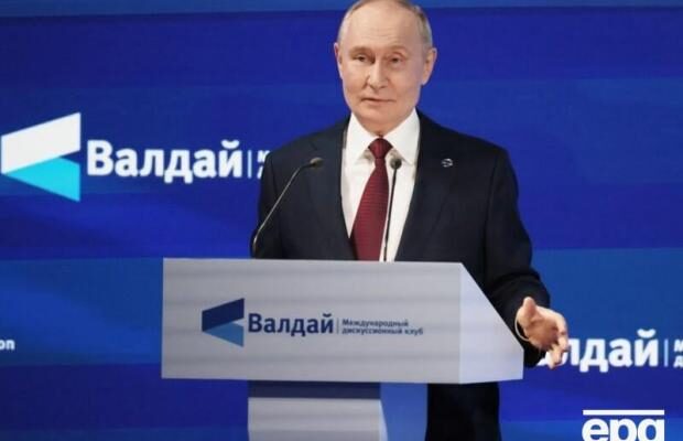 Дівчата в бари приходять у кокошниках та срафанах”: Путін заявив, що війна “повернула росіян до традицій
