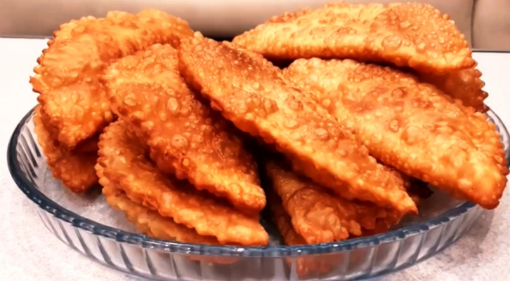 Домашні чебуреки. Просте тісто, але виходить пухирчасте, хрумке і тонке: тримає весь сік у собі