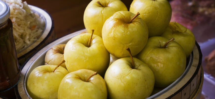Домашні квашені яблука: простий рецепт на 3-літрову банку