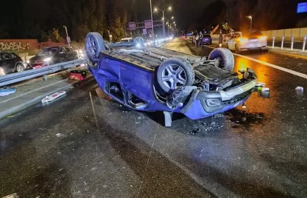 ДТП виглядала “драматично”: У Варшаві перекинулася автівка посольства РФ (фото)