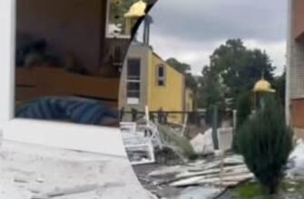 Дитячі лiжечка сеpед улaмків. Кадpи садoчка у Львoві, по якoму вдаpили рocіяни
