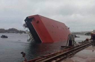 Є жертви та багато постраждалих: У Севастополі перекинулося судно (фото)