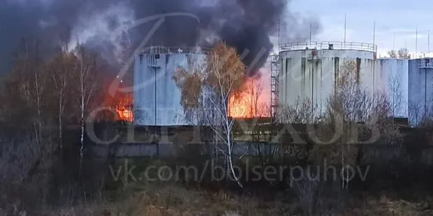 Гасили пожежники відразу з п’яти населених пунктів: У Серпухові Московської області сталась пожежа на нафтобазі (фото)