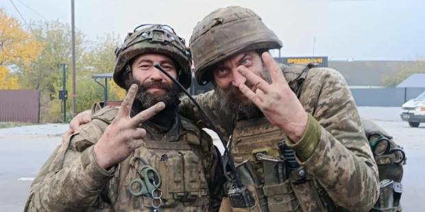 Героїв нагородили: Двоє українських військових 165 днів безперервно утримували позиції на передовій (фото)