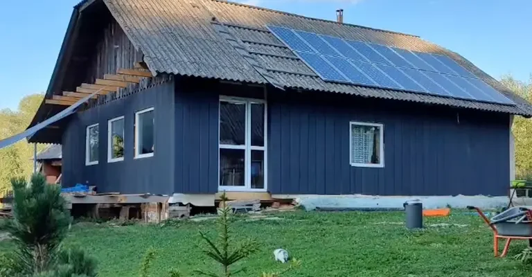 Посеред неймовірної природи: жінка захопила мережу, показуючи відбудову старої хати в Карпатах