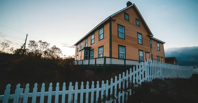 Яка має бути висота паркану між ділянкою та вулицею