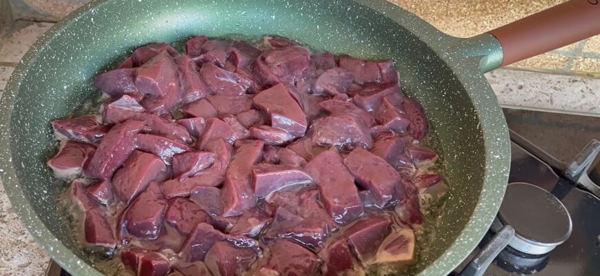 Вже давно не замочую печінку в молоці: перед смаженням посипаю 1 інгредієнтом — і виходить дуже ніжна