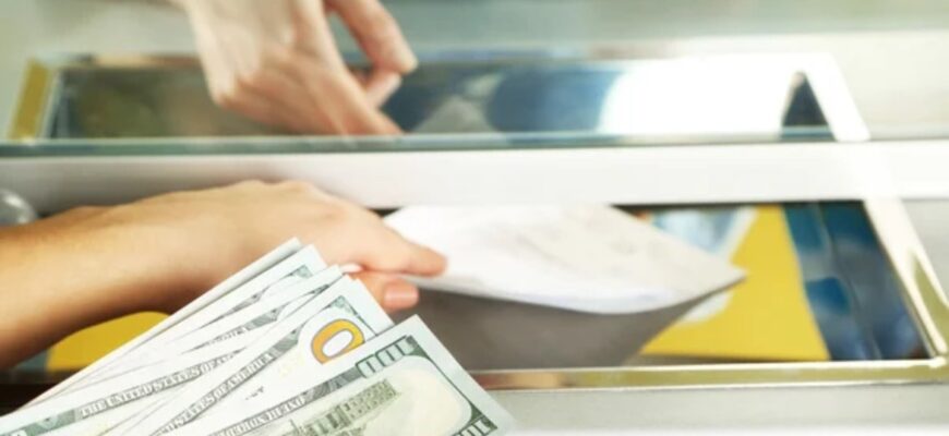 Коли невигідно купувати долари та євро? Експерти назвали невдалі дні тижня