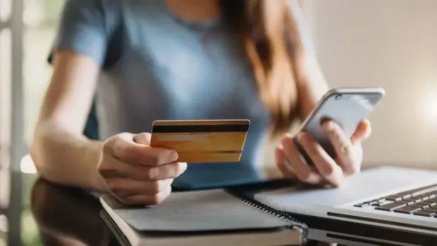 Мало платять? Доцентка львівського університету вкрала банківську картку та витратила тисячі гривень у секонд-хендах і аптеках