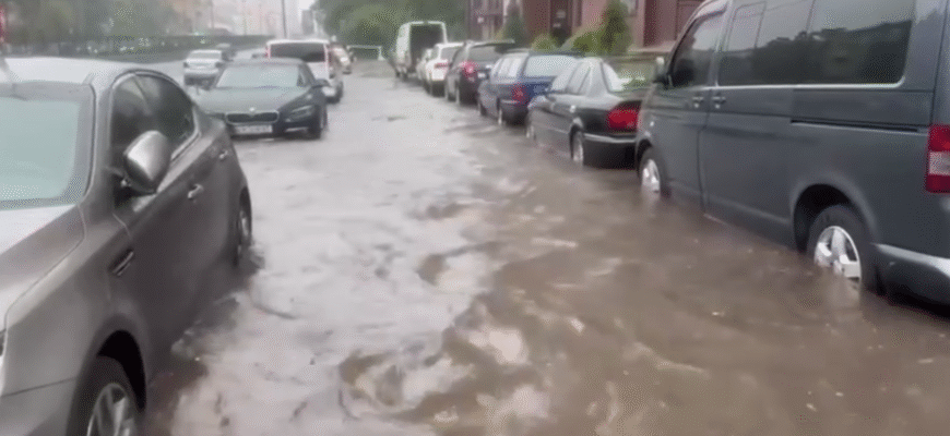 Масштабна НП у Києві: через аварію на водопроводі перекрито рух, затопило метро – величезні пробки. Відео