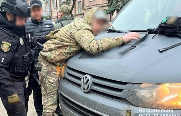 На Тернопільщині затримали групу військових, які викрадали й катували людей, щоб відібрати майно (фото, відео)
