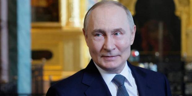 Назвали диктатора “патріотом” та “державним діячем”: Троє німецьких депутатів пішли на святкування дня народження Путіна в посольстві РФ