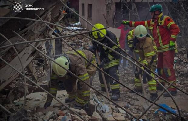 Обстріл передмістя Львова: Під завалами зруйнованого будинку можуть бути ще люди, – голова МВС