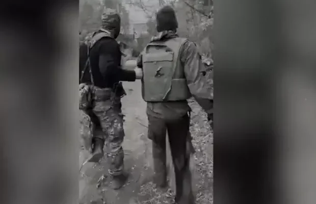 “Паляниця” видала: Артилеристи взяли в полон окупанта, який мав проводити групи росіян у Костянтинівку (відео)