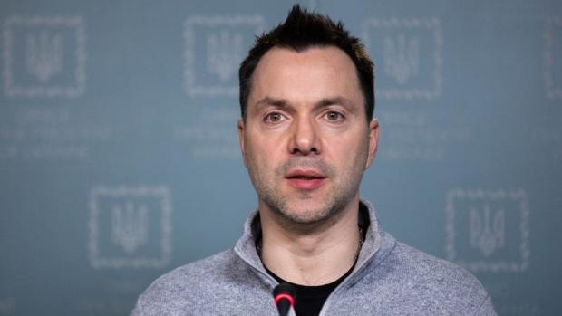 Розмови про “спільний молебень” росіян не переконали: Арестовича знову оголосили в розшук у РФ