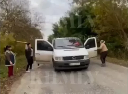 Рятували чоловіків? Під Хмельницьким жінки з ціпками напали на автомобіль ТЦК (відео)