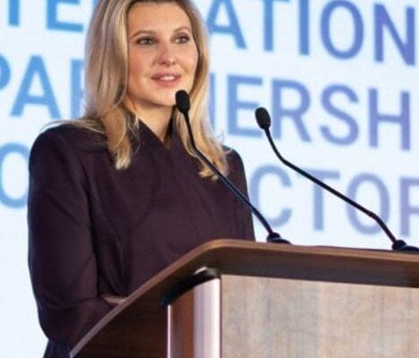 У чорному костюмі і туфлях на шпильках: Олена Зеленська в діловому образі взяла участь у форумі