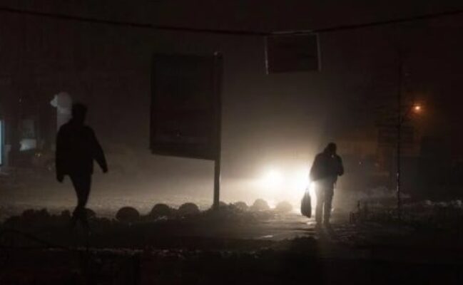 Світло вимикаютимуть впродовж 16 годин: нові графіки відключень на 24 жовтня