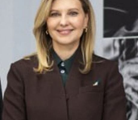 У шоколадному костюмі і з різнокольоровою хусткою-паше: новий вихід Олени Зеленської