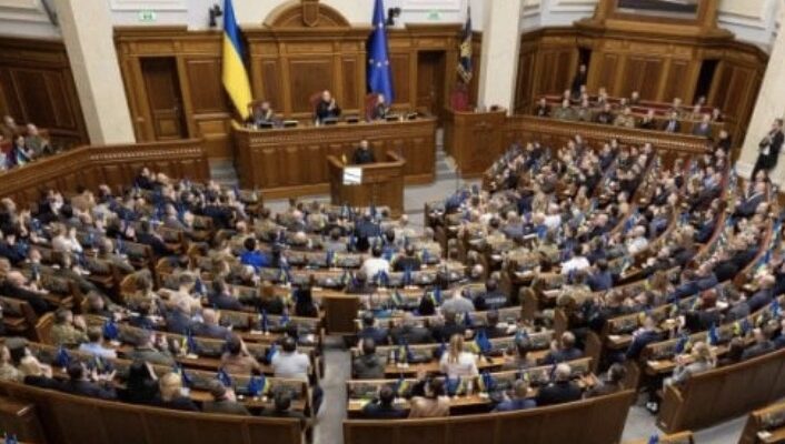 Чиновникам в Україні хочуть знизити зарплати: у Раді зробили заяву